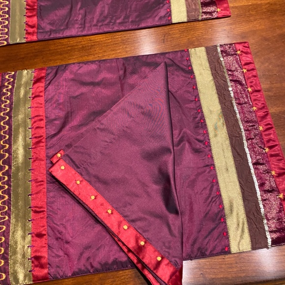 Beautiful new Christmas placemats new never used 18 x 14 with matching napkins - Picture 3 of 6